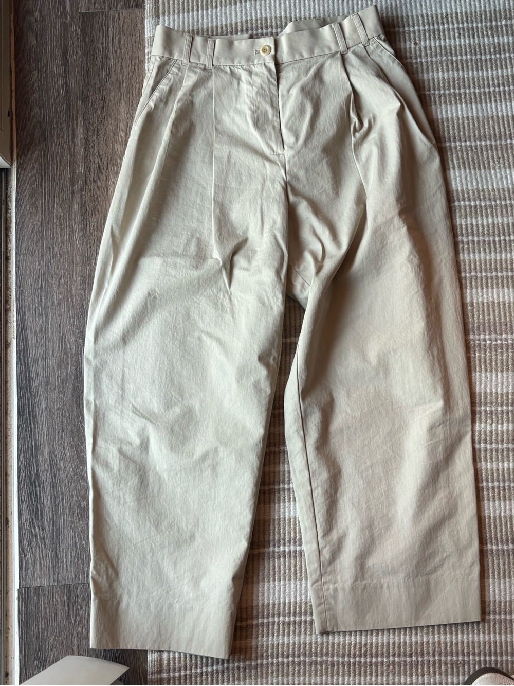Banana Republic pleated wide leg, high rise khaki pants size 4